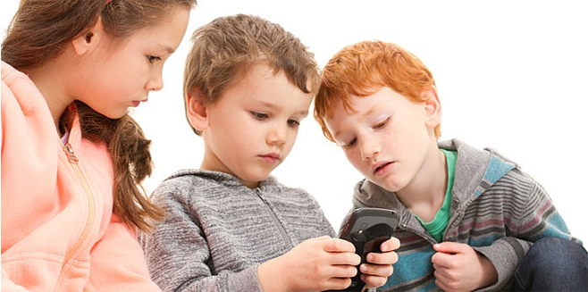 kids playing mobile games